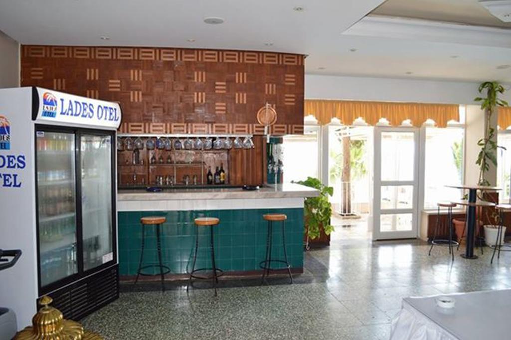 Lades Hotel Силифке Екстериор снимка
