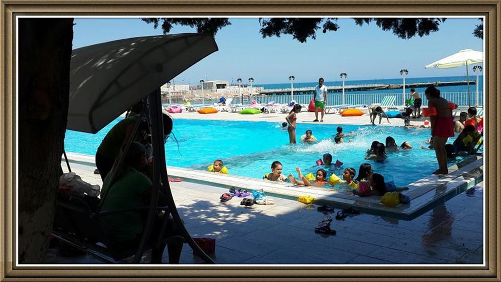 Lades Hotel Силифке Екстериор снимка